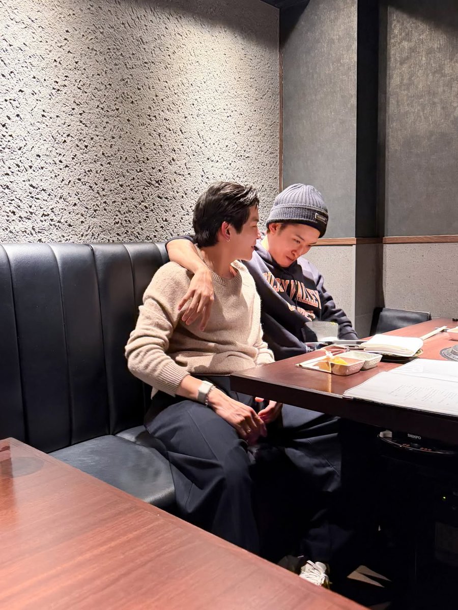 PoohChaiKonNun's tweet image. มีคนแอบไปหาแฟนที่โตเกียว😆🫶 เหมือนได้เห็นภาคต่อของ #DatingGameTheSeries ฮิลล์ไปหาบอสจุนจิ 🥰
Btw เพลง Charismax ร้องได้ไม่โดนลิขสิทธิ์เพราะเพลงตัวเอง😆
#KojiMukai #Marchutavuth