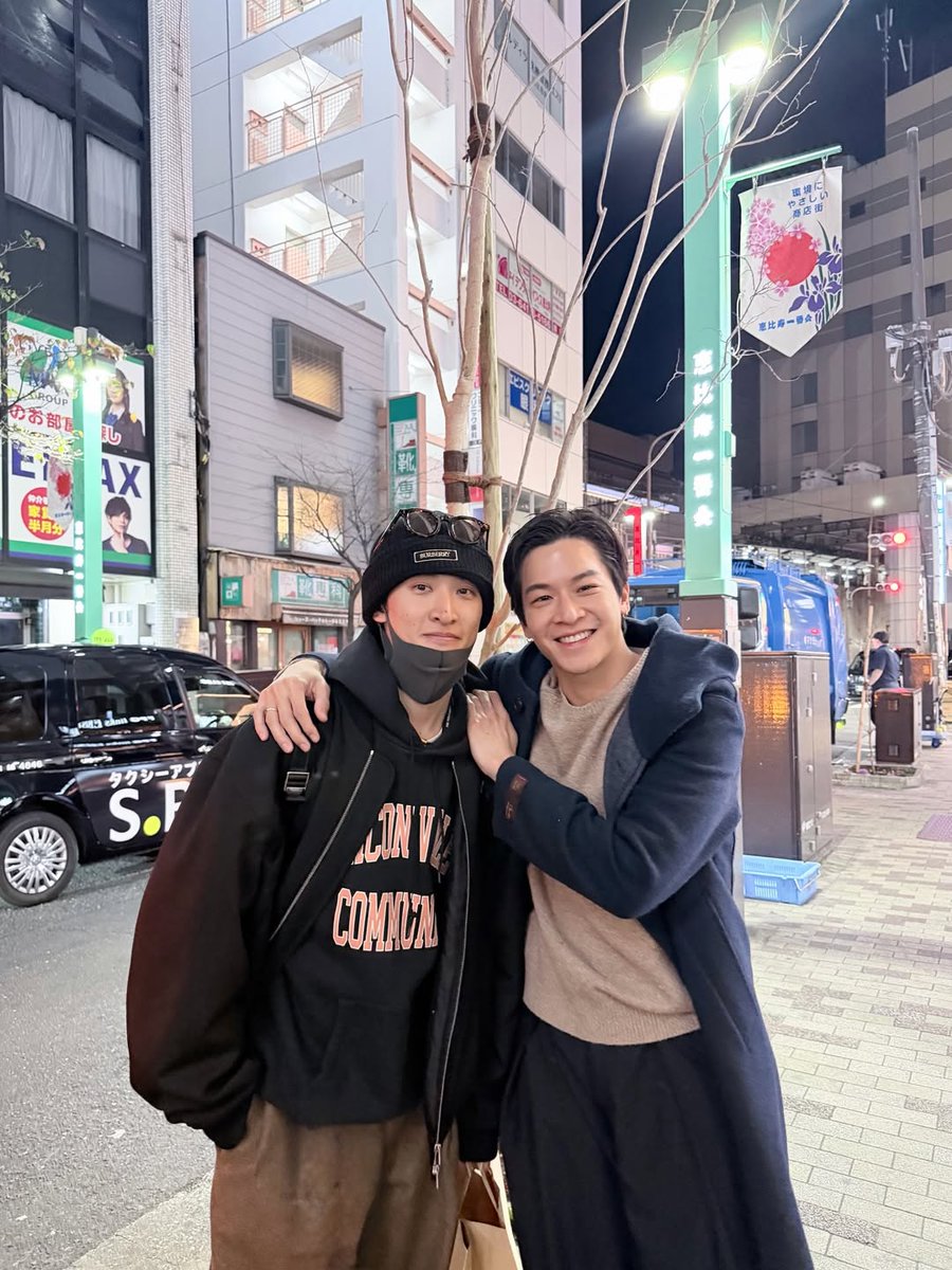 PoohChaiKonNun's tweet image. มีคนแอบไปหาแฟนที่โตเกียว😆🫶 เหมือนได้เห็นภาคต่อของ #DatingGameTheSeries ฮิลล์ไปหาบอสจุนจิ 🥰
Btw เพลง Charismax ร้องได้ไม่โดนลิขสิทธิ์เพราะเพลงตัวเอง😆
#KojiMukai #Marchutavuth