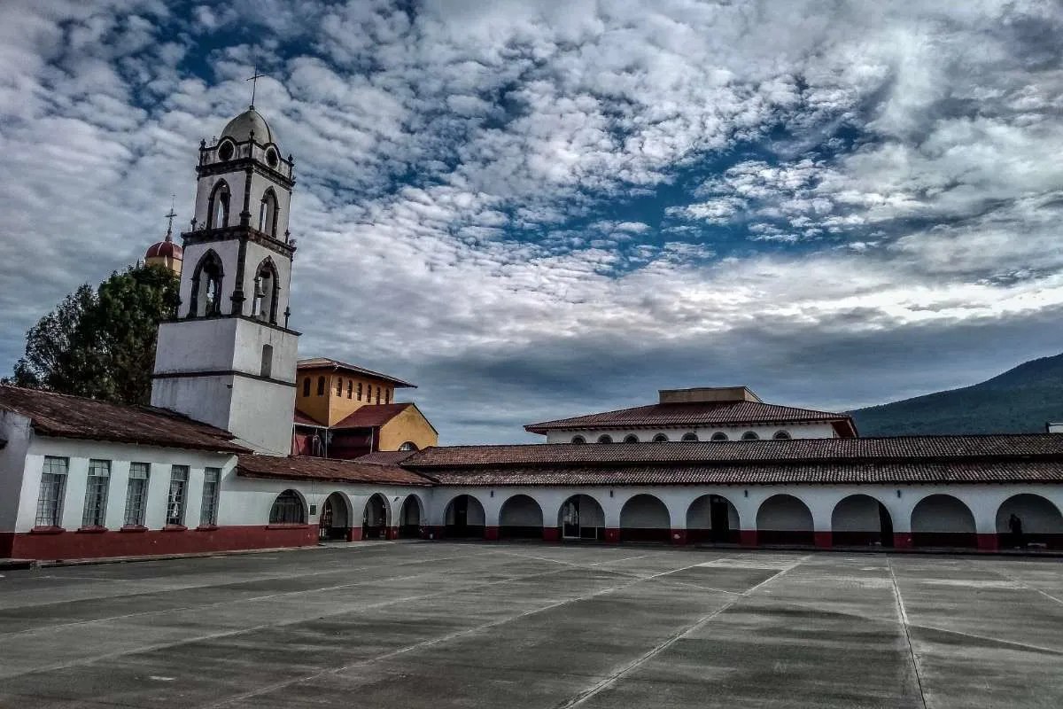 Michoacan's tweet photo. Explora el #PuebloMágico de #Paracho, reconocido como la Capital Mundial de la Guitarra. 🎸 No te pierdas el Museo de la Guitarra, donde conocerás la fascinante historia de este instrumento, creado con maestría artesanal. 😯
#Michoacán #elAlmadeMéxico https://t.co/DhY6ID0GHJ