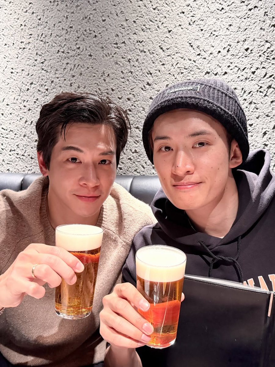 PoohChaiKonNun's tweet image. มีคนแอบไปหาแฟนที่โตเกียว😆🫶 เหมือนได้เห็นภาคต่อของ #DatingGameTheSeries ฮิลล์ไปหาบอสจุนจิ 🥰
Btw เพลง Charismax ร้องได้ไม่โดนลิขสิทธิ์เพราะเพลงตัวเอง😆
#KojiMukai #Marchutavuth