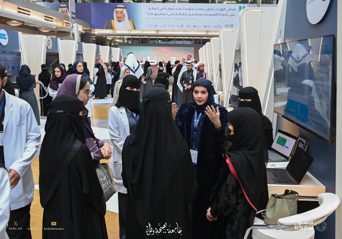 KSAU_HS's tweet photo. وبين الإرشاد والتطوير وتسليم المشاريع، يواصل المشاركون تحويل أفكارهم إلى نماذج واعدة تعكس روح الابتكار والعمل التعاوني، في مشهد يؤكد أن مستقبل الحلول الصحية يُصنع اليوم بخطوات واثقة وعقول طموحة..

#نبتكر_لصحة_وطن 
#كاساو https://t.co/5d8TnDo7O6