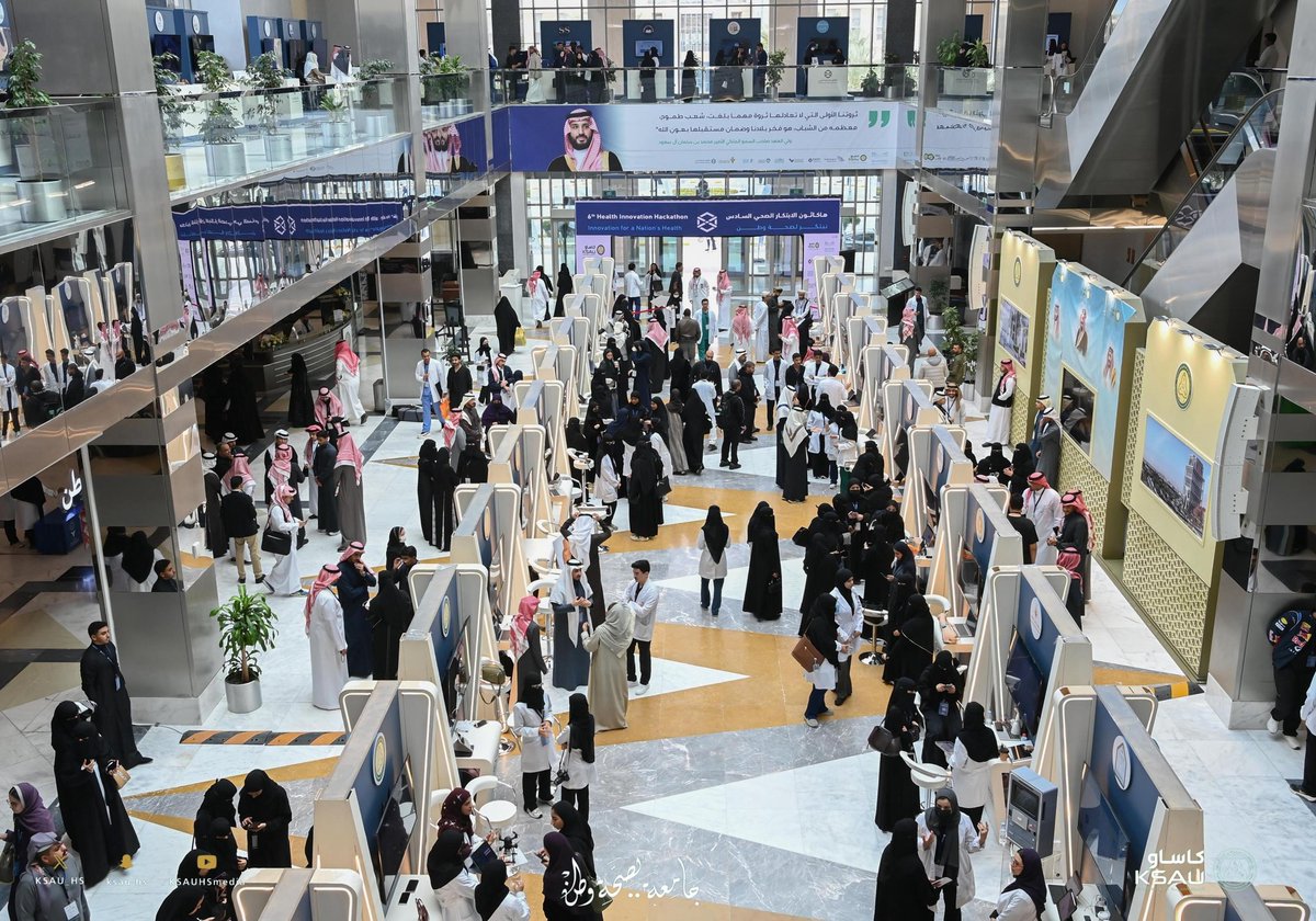 KSAU_HS's tweet photo. وبين الإرشاد والتطوير وتسليم المشاريع، يواصل المشاركون تحويل أفكارهم إلى نماذج واعدة تعكس روح الابتكار والعمل التعاوني، في مشهد يؤكد أن مستقبل الحلول الصحية يُصنع اليوم بخطوات واثقة وعقول طموحة..

#نبتكر_لصحة_وطن 
#كاساو https://t.co/5d8TnDo7O6