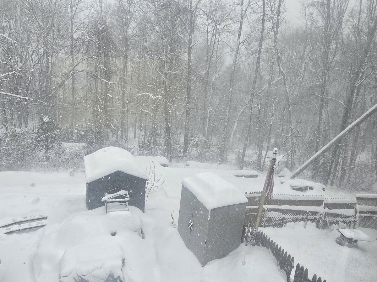 Getting absolutely pummeled with a 2 per hour band 7 new Moosup Ct <a href="/NWSBoston/">NWS Boston</a> <a href="/WX1BOX/">SNE Amateur Radio Skywarn</a>