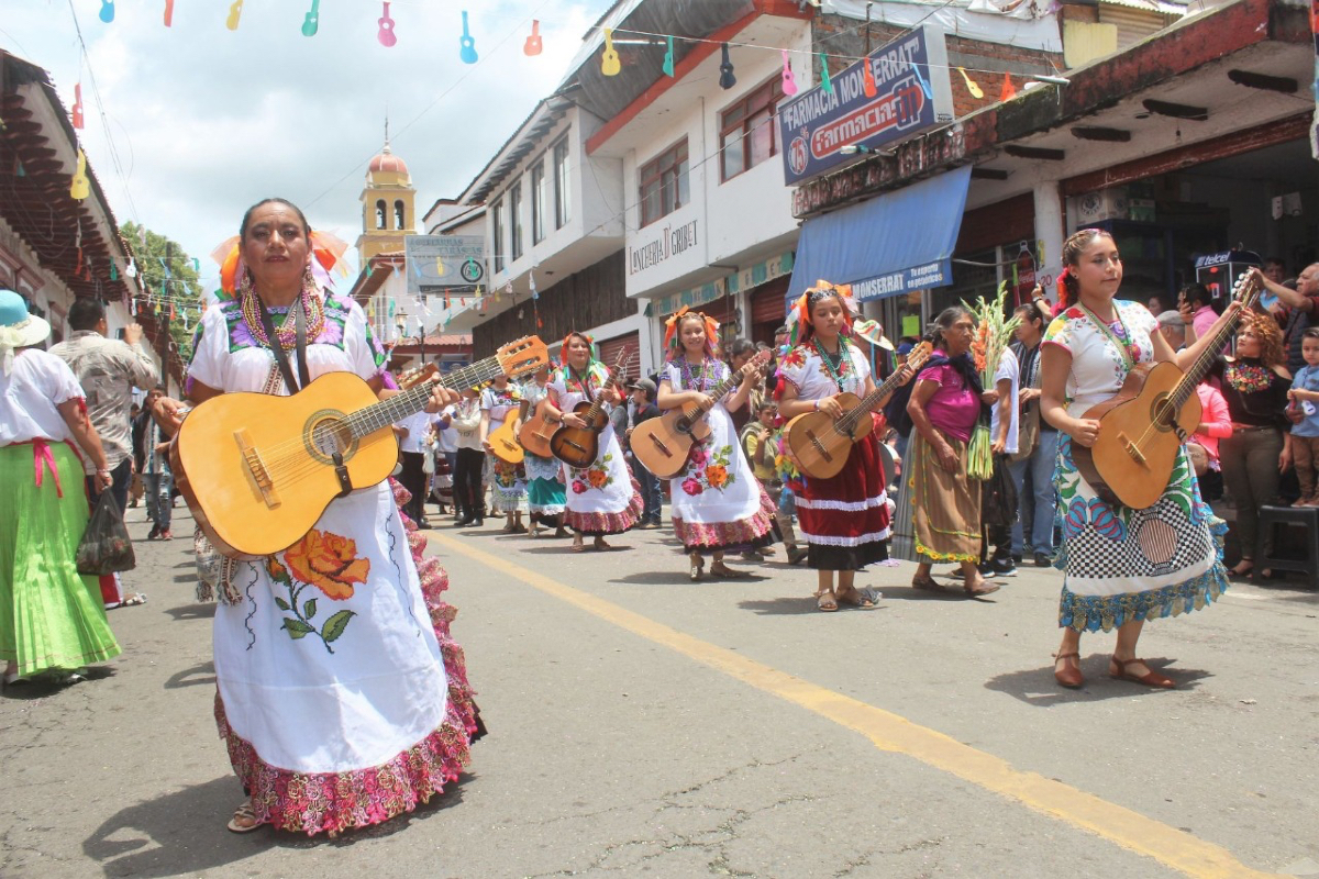 Michoacan's tweet photo. Explora el #PuebloMágico de #Paracho, reconocido como la Capital Mundial de la Guitarra. 🎸 No te pierdas el Museo de la Guitarra, donde conocerás la fascinante historia de este instrumento, creado con maestría artesanal. 😯
#Michoacán #elAlmadeMéxico https://t.co/DhY6ID0GHJ