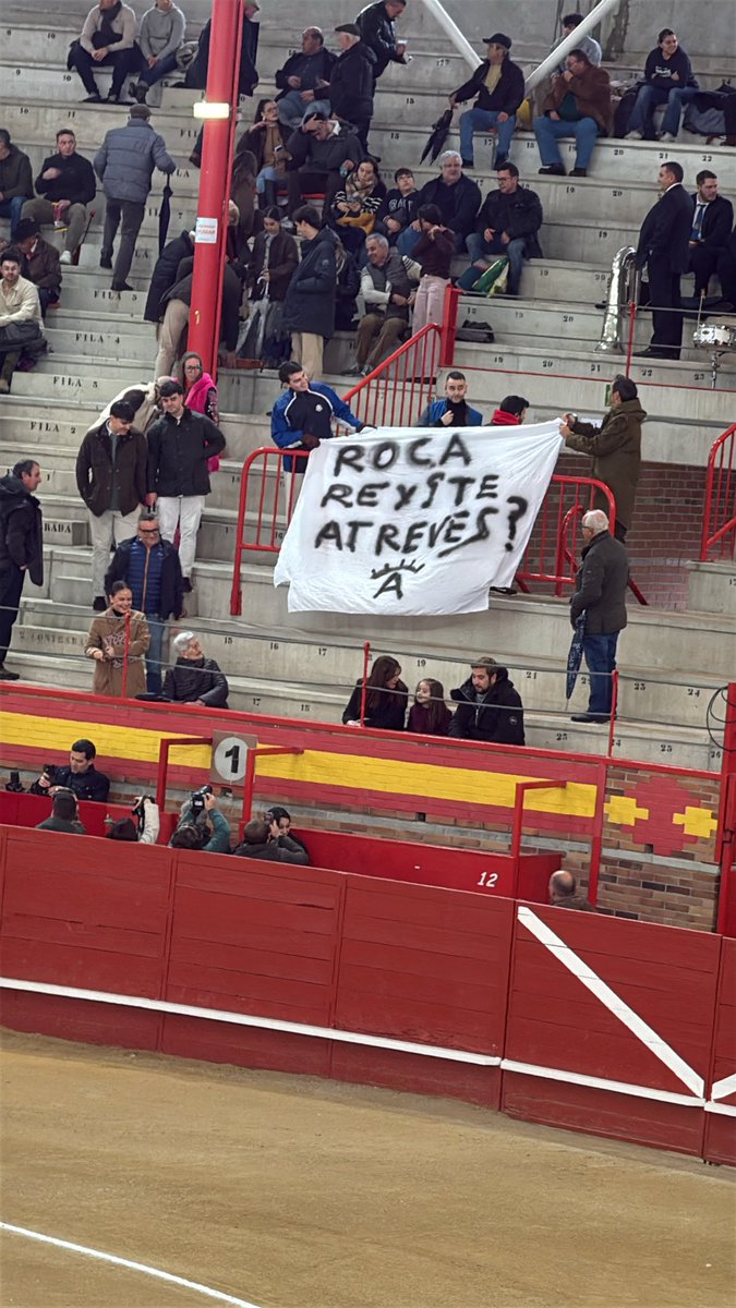 SaladoCortes's tweet photo. Mensaje de los aficionados en la primera tarde de la temporada de Borja Jiménez hacia Roca Rey tras el guante lanzado por el torero de Espartinas. https://t.co/V3SQqHoVJ1
