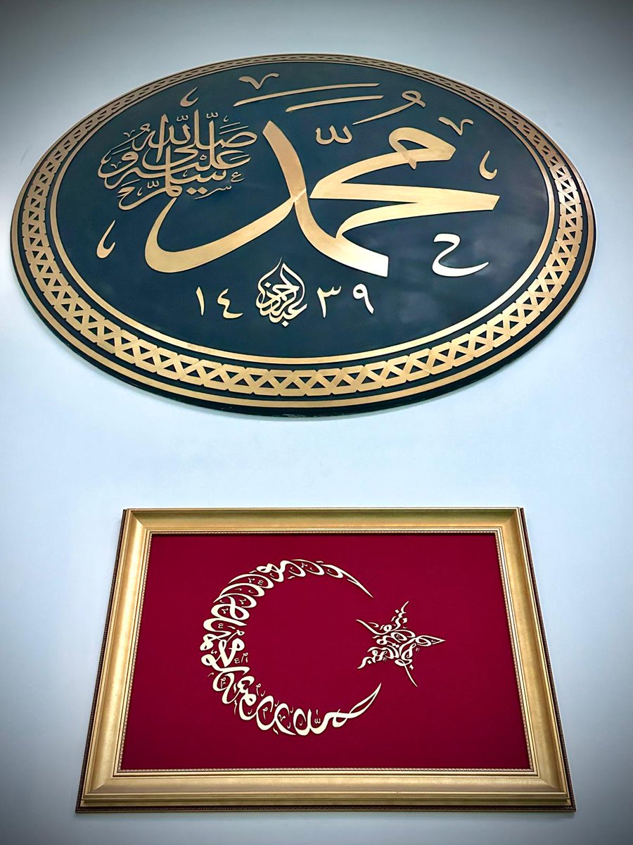 Büyükleri sevenlerin iki alameti vardır:
Birincisi, namaza çok ehemmiyet verirler, namazı vaktinde ve bütün erkânıyla kılarlar. Kısa kollu, çıplak ayaklı namaz kılan bir erkek talebe göremezsiniz.
İkincisi de, çok edepli olurlar. Mesela, birisinin yanında ayak ayak üstüne atarak