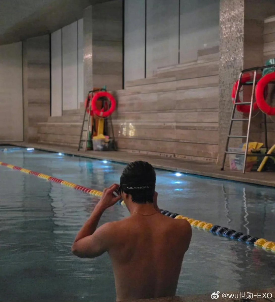 Omg his back *dies* Come on sehun you can freedive again!