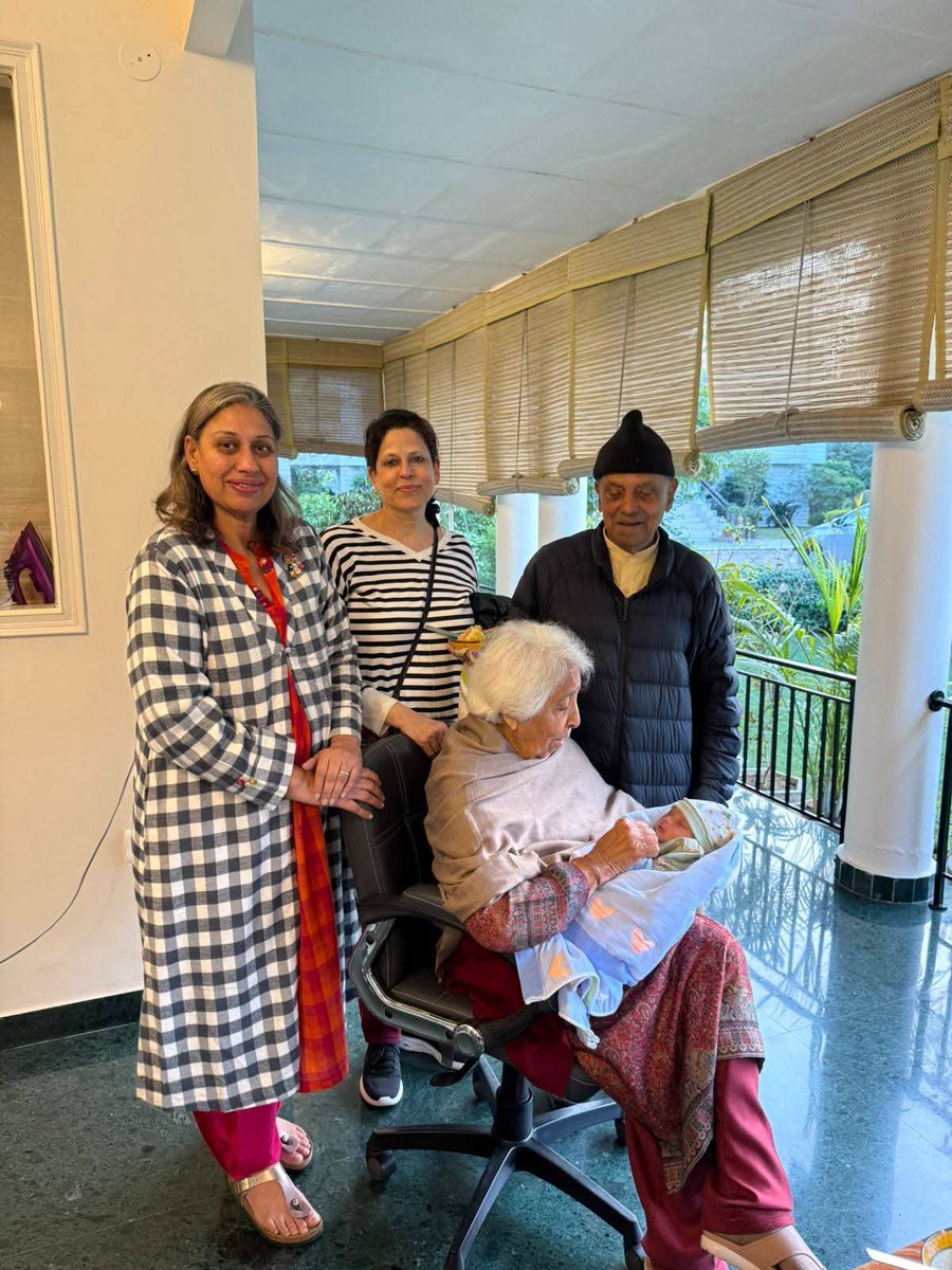 तुम्हारे पुत्र रत्न प्राप्ति ने तुम्हारे बचपन की यादें ताजा कर दी।
एक नन्ही परी से अब मां बनने के सफर ने आंगन में नयी खुशियां ला दी।
 हमेशा चहकते-महकते रहने की कामना के साथ जन्मदिन मुबारक हो तनु बेटा।।
#TanveerSidhantSingh