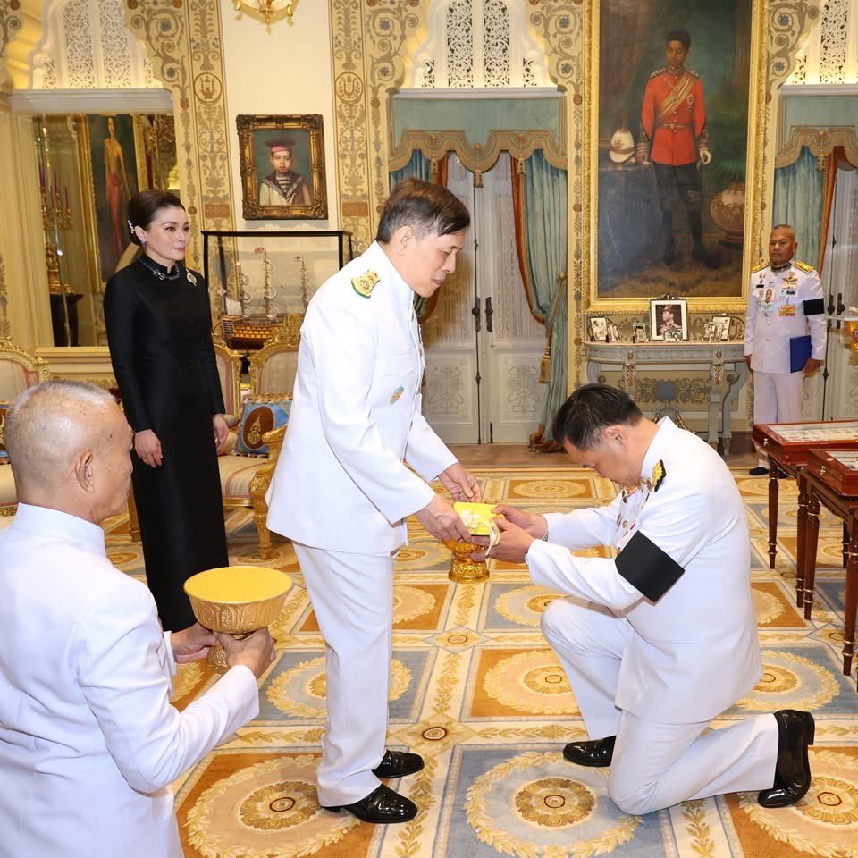 เขารักเธอเท่าไร                         ฉันรักเธอมากกว่า