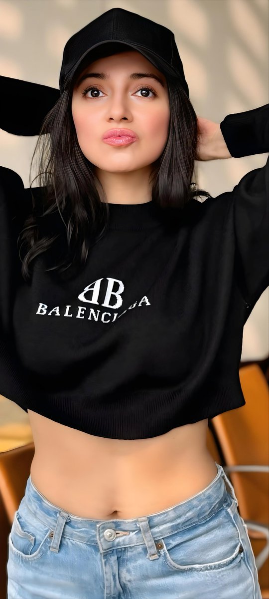 WallpaperIndian's tweet image. Black cap bringing cool casual vibe
👑 Divya Khosla Kumar 🖤

#DivyaKhoslaKumar #Divya