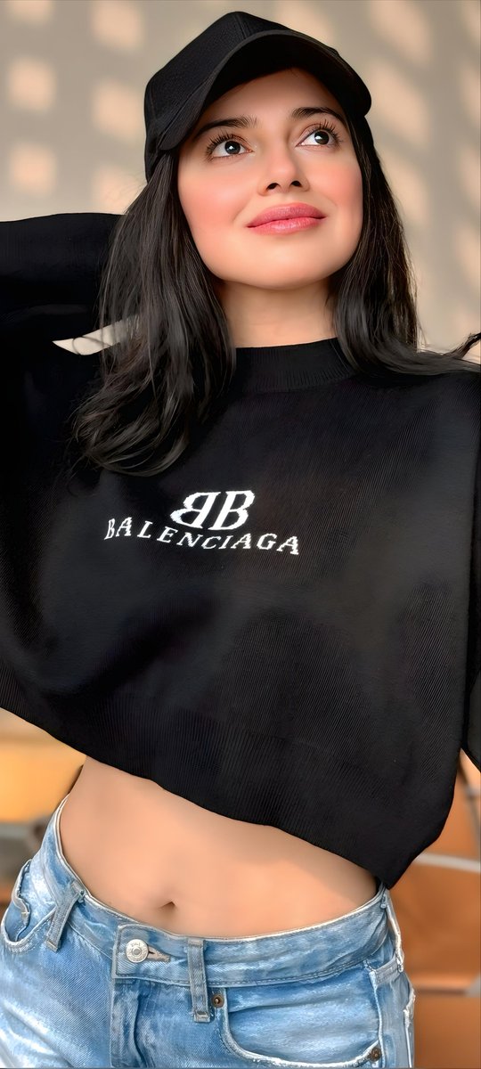 WallpaperIndian's tweet image. Black cap bringing cool casual vibe
👑 Divya Khosla Kumar 🖤

#DivyaKhoslaKumar #Divya