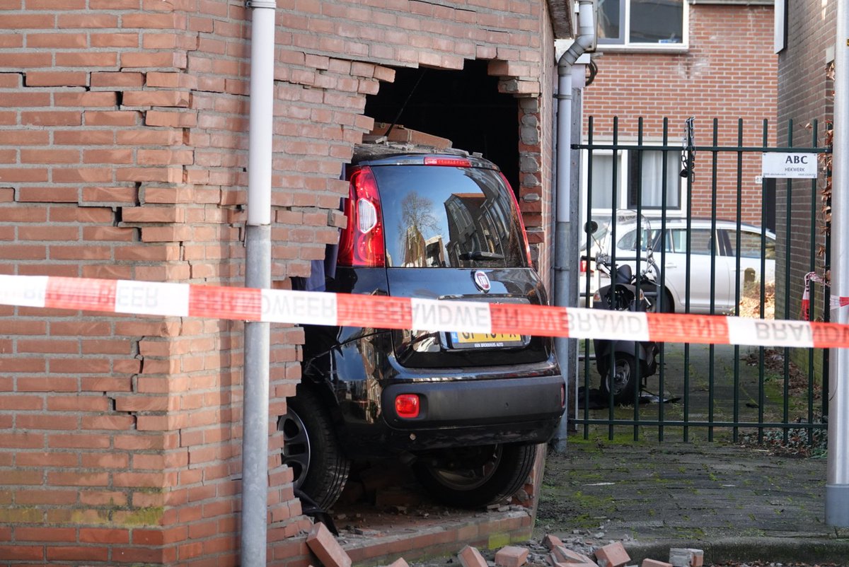 Auto schiet door muur en eindigt in fietsenstalling bij seniorenwoningen