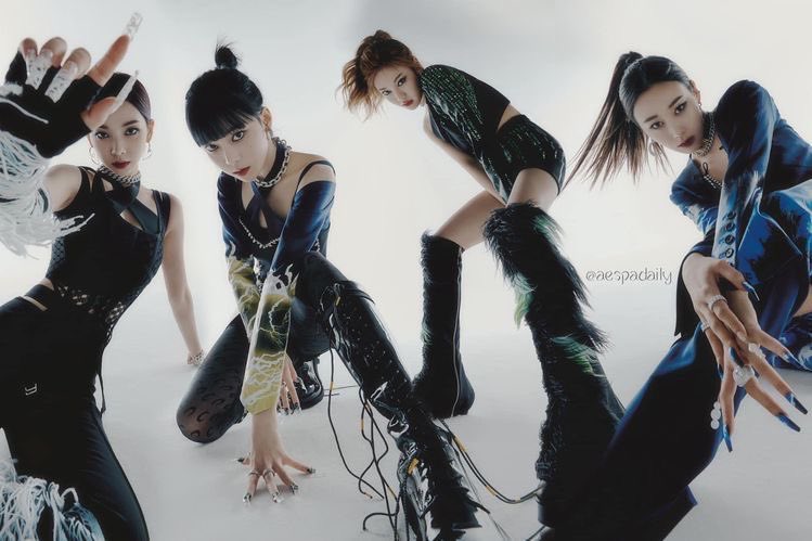 광야 끝낫습니다æ더없습니다 샷따 안내리고 “리얼월드”로 세계관 이어가는거 ㄱㅅ함 그뒤로2024 3연타라는 ㅁㅊ기록을 만들어낸거ㄱㅅ함
리얼월드의행보가전부감다살이라는거ㅇㅈ함
그치만!!!
첫사랑이자꾸아른거리는건내의지가아니지
첫사랑을그리워하는게죄는아니지
#여자의첫사랑은평생가는거야