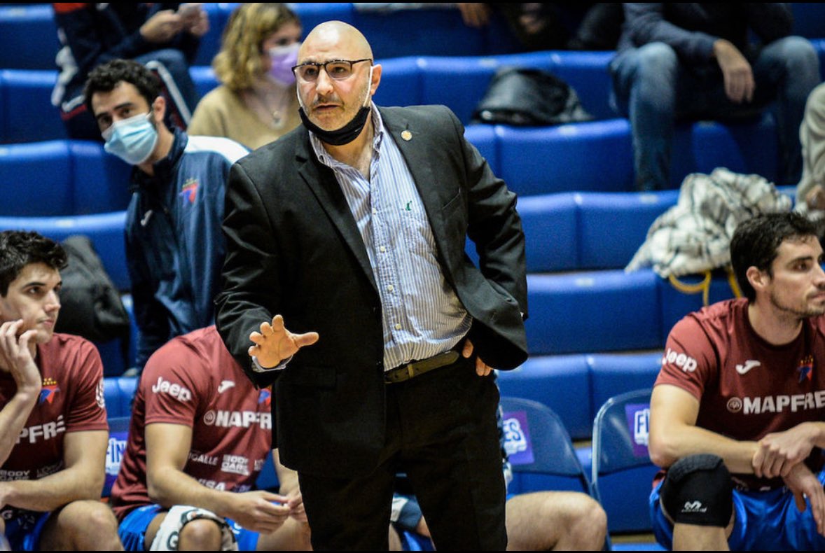 #LUB Hernán Laginestra, campeón con Biguá en 2021, donde tenía a Vidal y Sims entre otros en su plantel, es el principal candidato para ser el nuevo DT de Aguada para lo que resta de esta temporada.
Durante el fin de semana puede cerrarse el acuerdo.
Vs Goes dirige L.Taboada.