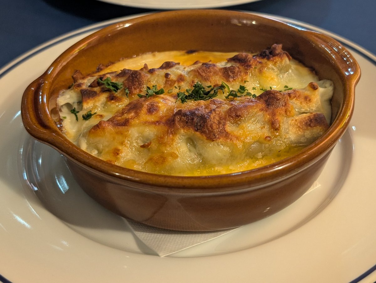 今日は特別な日だったので珍しく食べたものの写真撮った。モダンフレンチでハーブや酸味のバランスが良く重くなかった。 