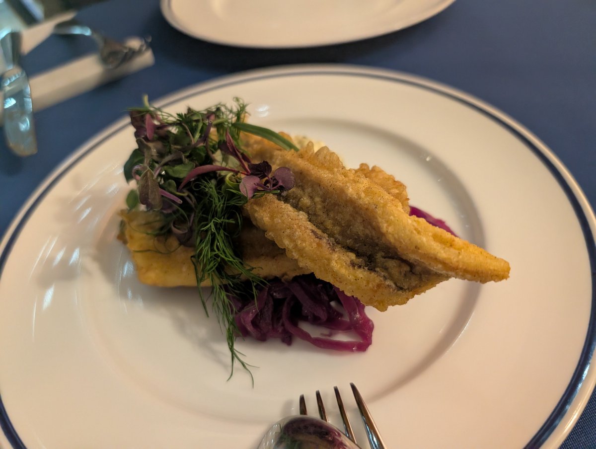 今日は特別な日だったので珍しく食べたものの写真撮った。モダンフレンチでハーブや酸味のバランスが良く重くなかった。 