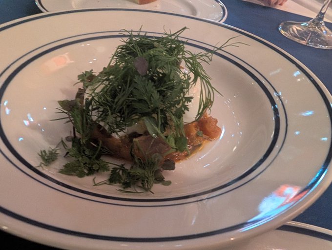 今日は特別な日だったので珍しく食べたものの写真撮った。モダンフレンチでハーブや酸味のバランスが良く重くなかった。 