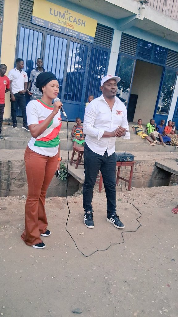 KJuvent's tweet photo. 1#Muri rwarukurikirane arimwo,umukuru w'imbonerakure muri zone Bwiza ari kumwe n'icegera ciwe n'uwurongoye imbonerakure muri quartier Bwiza ,bagendeye kur'uyu 6/2/2026 imbonerakure zo mugacimbiri 2 Bwiza aho umwubahwa arongoye imbonerakure muri zone yatanze impanuro https://t.co/uGKqXCFXxr