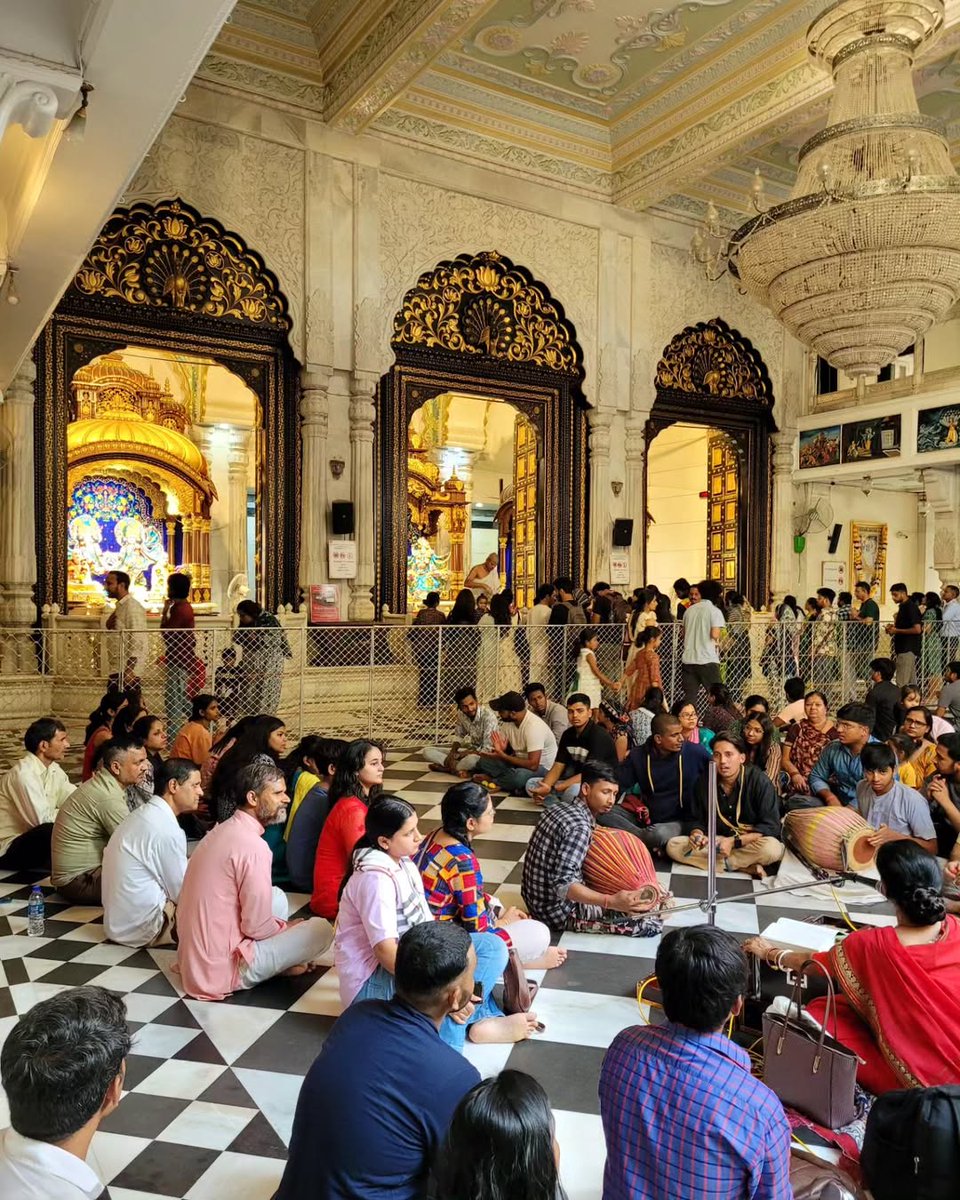 ashexe01's tweet photo. The moment you step in, everything slows down ✨
ISKCON energy hits different 🕉️
#ISKCON #SpiritualIndia #Peace #Krishna #Mumbai https://t.co/0EVZNnEVLf