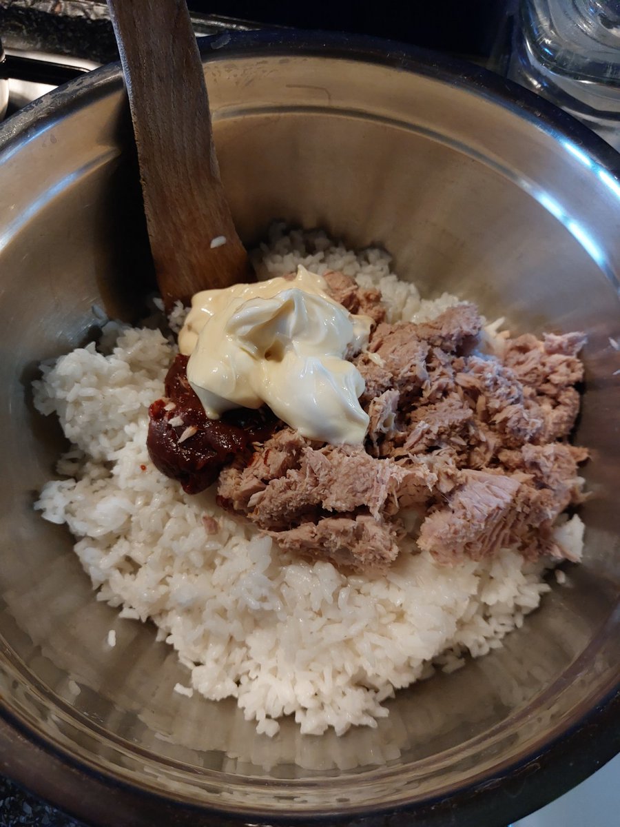 M_B_art's tweet image. Gochujang Tuna Mayo #jumeokbap (Rice balls) rice mayonnaise #tuna #gochujang sesame oil dried seaweed with gochugaru cream with mayonnaise honey and lemon juice. 
side dish a: green beans garlic sesame oil 
side dish b: kimchi
#ilikecooking #koreanfood