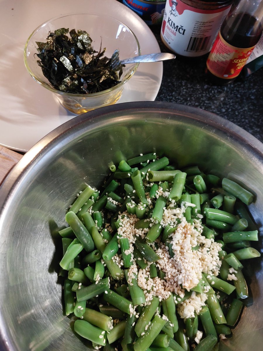 M_B_art's tweet image. Gochujang Tuna Mayo #jumeokbap (Rice balls) rice mayonnaise #tuna #gochujang sesame oil dried seaweed with gochugaru cream with mayonnaise honey and lemon juice. 
side dish a: green beans garlic sesame oil 
side dish b: kimchi
#ilikecooking #koreanfood