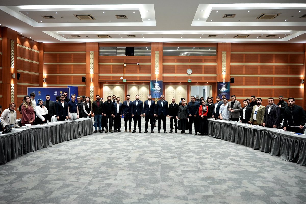 akgencistanbul's tweet photo. Güngören Belediye Başkanımız Sayın @Bunyamindemirdr ile Yerel Yönetimler Atölyemizin bu haftaki ilk oturumunu gerçekleştirdik.

Şehir yönetiminin temel taşlarını oluşturan altyapı stratejilerinden sürdürülebilir belediyecilik vizyonuna kadar geniş bir yelpazede geleceğin şehir vizyonunu konuştuk.