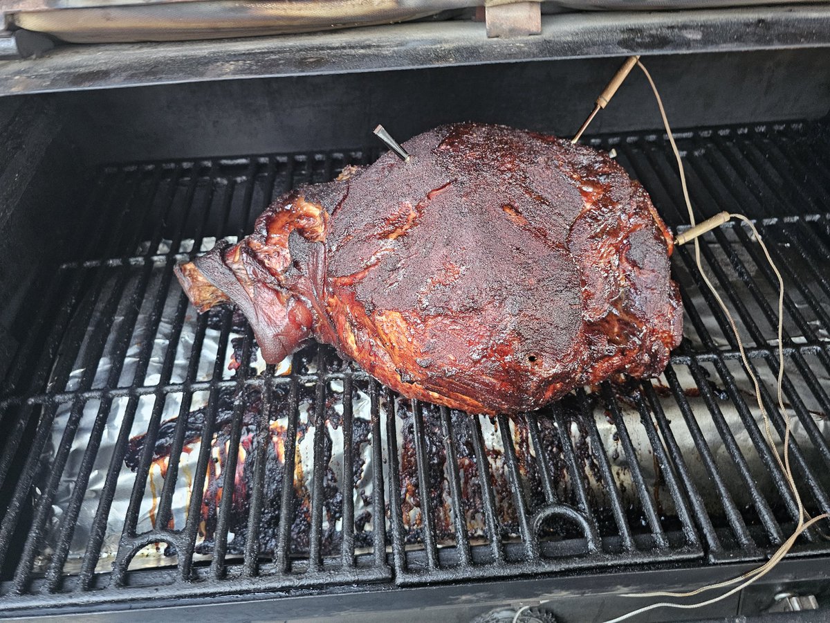 PissedOffMonkey's tweet photo. 10hrs in Whole Pork Leg is
ready to wrap..
#SmokinMonkey
#MonkeysMenu https://t.co/733o8gHcYJ