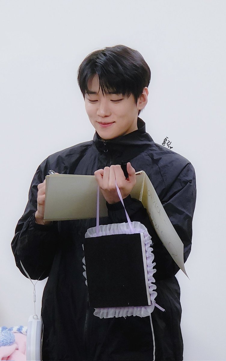 20260207 에버라인 DKZ 시그 1차 대면팬싸
아리들 놀릴 생각에 신난 6세
광대랑 입꼬리 보ㅏ바ㅋㅋㅋㅋㅋ

#JAECHAN #재찬 #DKZ