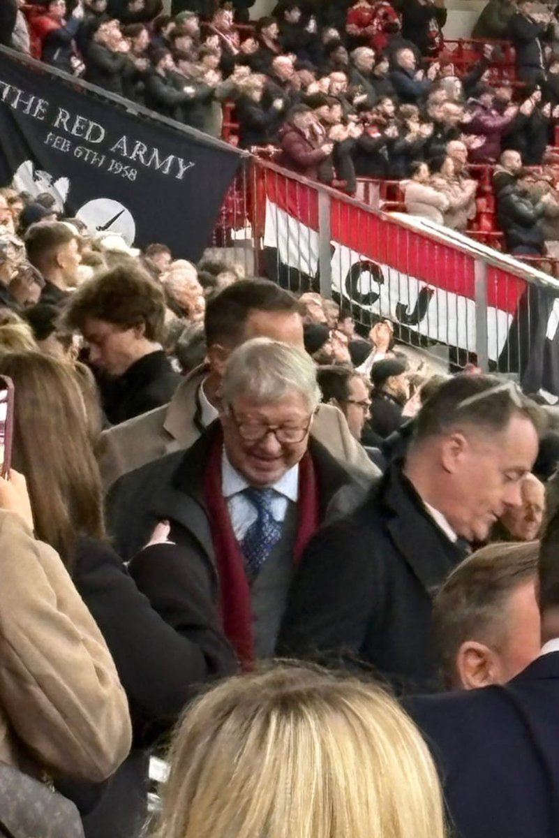 Michael Carrick has single-handedly added 30 more years to this Man's life 😂😂😂🤭🤭

Joy wan finish em🥹😂😂