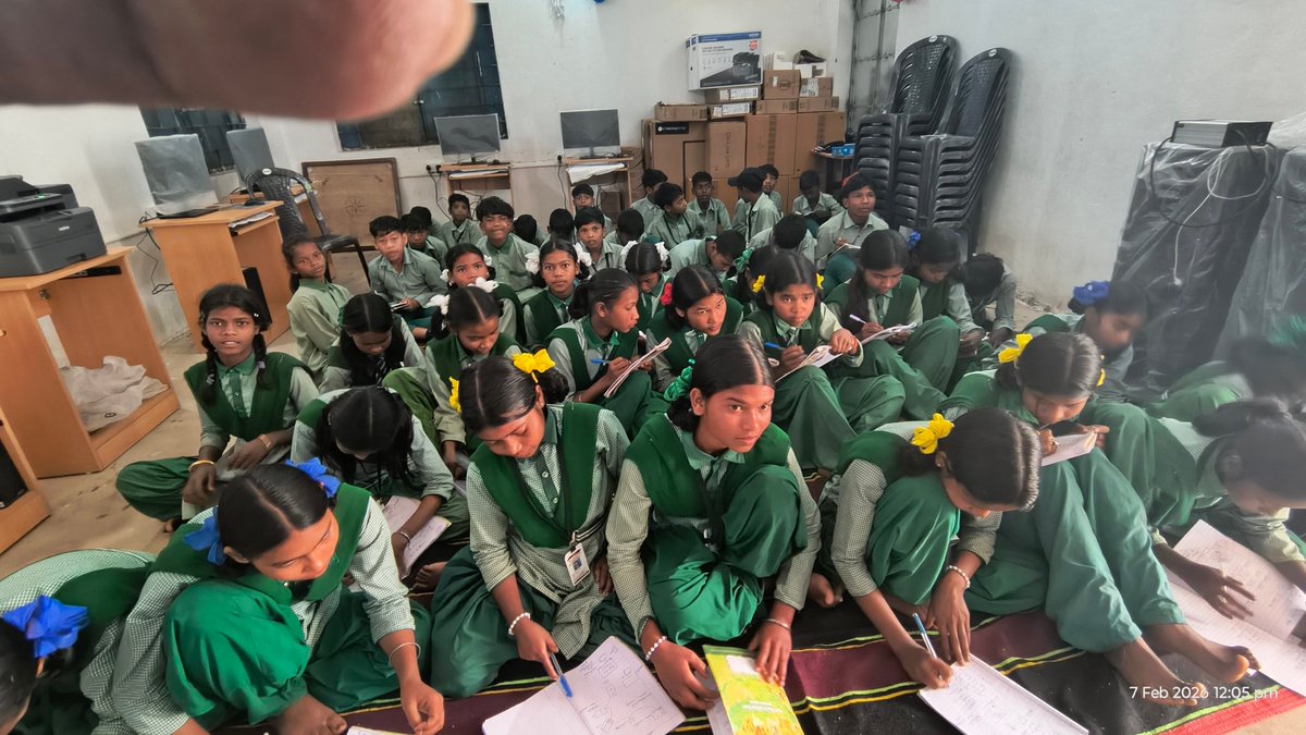 JairamHessa's tweet photo. आज ग्रामीण स्कूल में डिजिटल कंप्यूटर की थ्योरी क्लास—बच्चे ध्यान से लिखते-पढ़ते दिख रहे हैं, ये देखकर अच्छा लगा। कंप्यूटर लैब में बैठकर बेसिक कॉन्सेप्ट समझाना बच्चों के लिए काफ़ी मोटिवेटिंग होता है।
#DigitalEducation #GraminSchool #ICTInstructor #JEPCJharkhand #JharkhandEducation https://t.co/5XsEVO8eXq