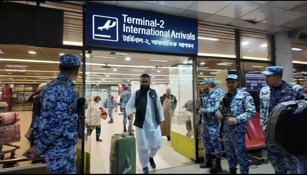 ہم جب ڈھاکہ ائیرپورٹ پر امیگریشن سے ہوکر نکلنے لگے تو اردگرد  سکیورٹی کے اہلکار قریب آتے جاتے دیکھتے اور چلے جاتے۔ اور کچھ  پوچھ رہے تھے آپ لوگ پاکستان سے آئے ہیں؟ میں نے کہا جی! تو بہت اچھے سے ملے۔ ایک نوجوان فوٹو میں نظر آنے والی وردی میں ملبوس پوچھ کر آگے کی طرف تیزی سے نکل