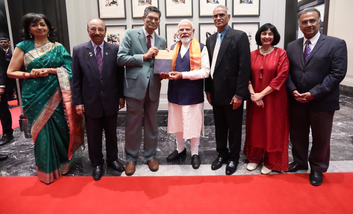 narendramodi's tweet photo. मलेशिया इंडिया हेरिटेज सोसैटी इति एकेन गणेन सह मिलितवान्। ते मलेशियायां भारतीयसंस्कृत्याः प्रचाराय प्रशंसनीयं कार्यं कुर्वन्ति। तेषां विषये गतमासे #MannKiBaat मध्ये उक्तवान् अपि आसम्।

भारतमलेशिययोः ऐतिहासिकसंबन्धे संस्कृतस्य पात्रम् इति विषयकं किंचन पुस्तकं ते उपायानीकृतवन्तः। https://t.co/k7FH5whq6n