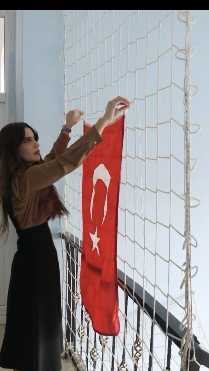 Bir  öğretmen olarak ahlaklı, saygılı, ölçülü nesiller yetiştirmek için çabalıyorum… Bayrağın dalgalandığı her yere can feda… #bayrak