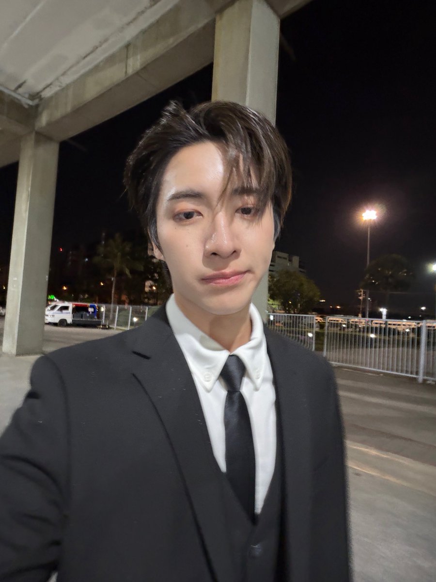 ทุกคนในคอน Pixxie ที่เดินผ่าน พูดคำเดียวกันว่า

“พี่ชาวี…พี่จะใส่สูทมาทําไม”