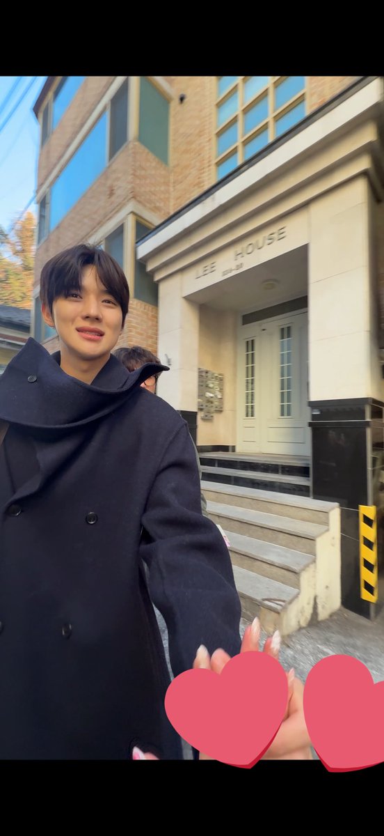 적 tweet media