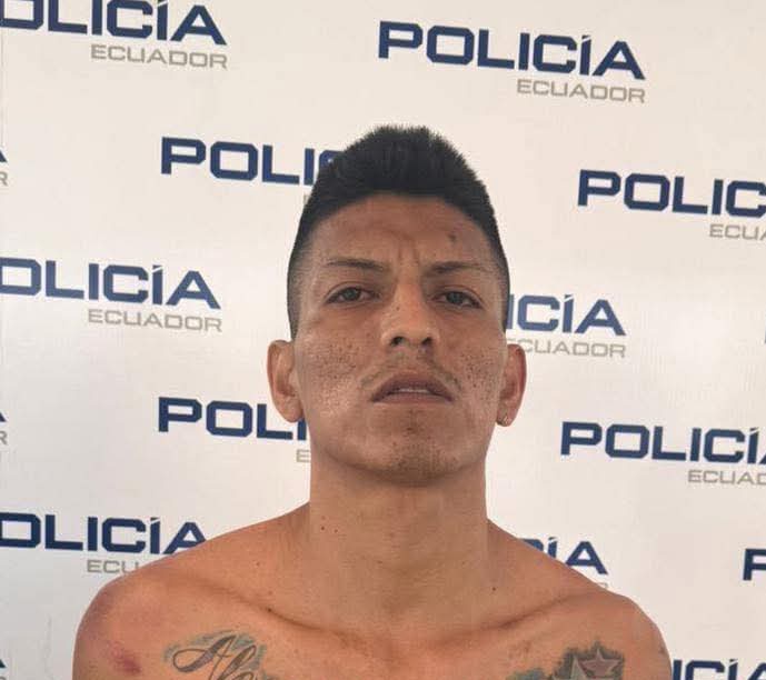 #Manabi
Sujeto que apenas tenía 4 días de salir de la cárcel volvió a ser capturado por estar implicado en un delito de extorsión contra un empresario al que le pedían $5000.

El detenido fue sentenciado en el 2023 por un sicariato contra un agente de tránsito pero este año