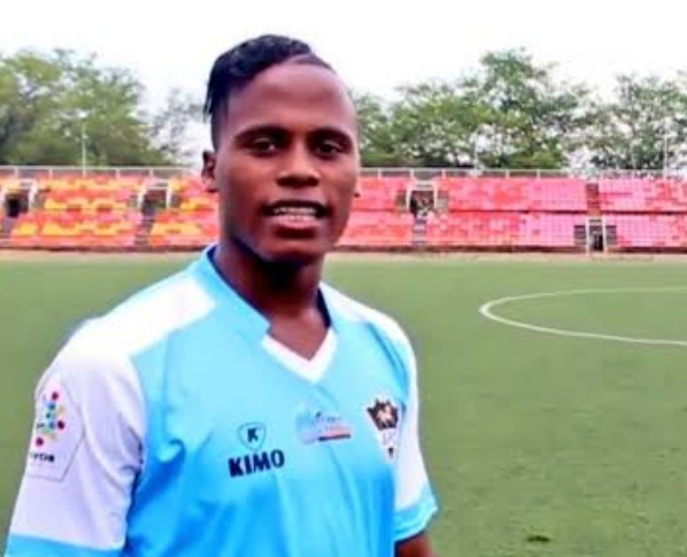 Garcia_Itaipu's tweet image. Se não fosse o Fluminense, o Arias seria dublê da Pepê e Neném até hoje.