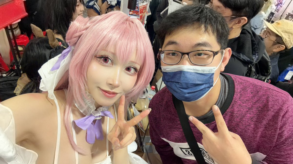 最近在很多地方都見到 @__zzz___oo0 是緣分讓我們見面的吧 未來也繼續