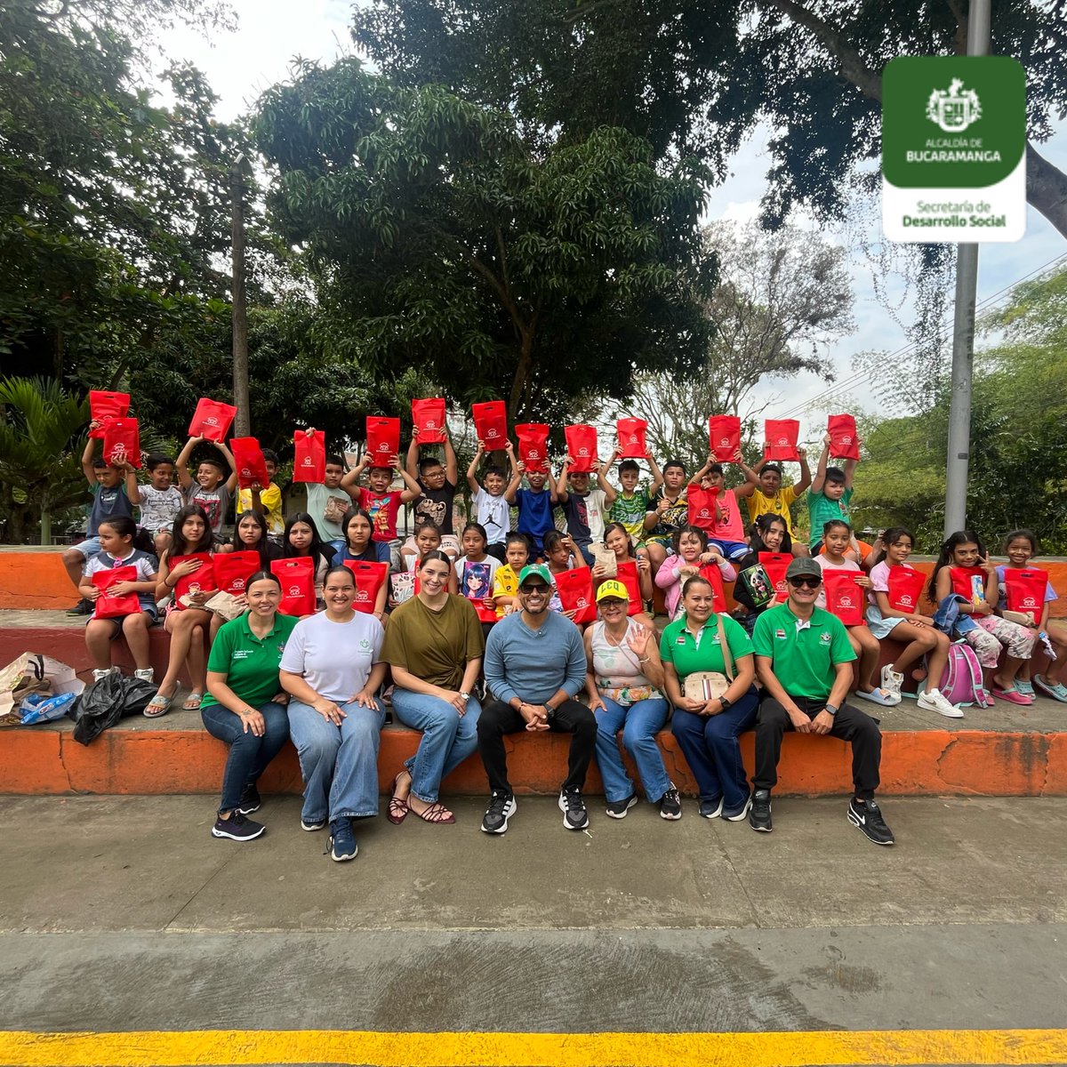¡📚Le estamos cumpliendo a la comuna 9!

Hoy visitamos el barrio El Sol para entregar kits escolares a nuestros niños y niñas, que en articulación con la empresa privada, se unieron a esta causa para asegurar que el regreso a clases esté lleno de motivación.