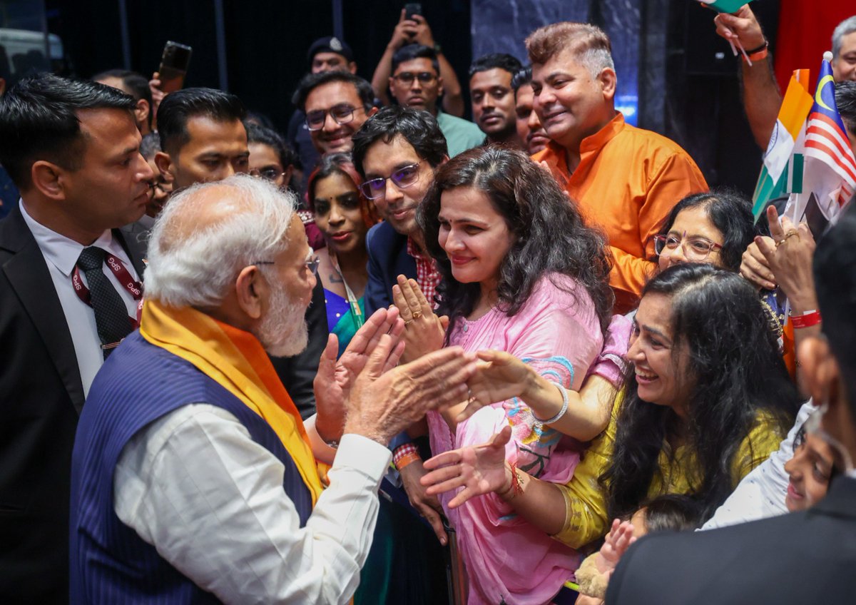 Ashishdavebjp's tweet photo. Energy ⚡
Affection 🤍 
Pride 🇮🇳

These three emotions ran through every member of the Indian diaspora as they welcomed PM Modi Ji in Kuala Lumpur.

Connecting the two nations beautifully, the community’s remarkable contribution to Malaysia’s progress, while staying deeply rooted in India’s culture and heritage, is truly commendable.