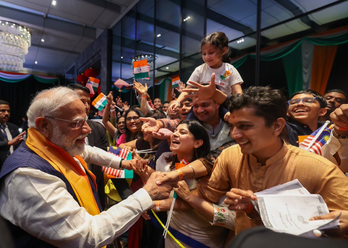 Ashishdavebjp's tweet photo. Energy ⚡
Affection 🤍 
Pride 🇮🇳

These three emotions ran through every member of the Indian diaspora as they welcomed PM Modi Ji in Kuala Lumpur.

Connecting the two nations beautifully, the community’s remarkable contribution to Malaysia’s progress, while staying deeply rooted in India’s culture and heritage, is truly commendable.