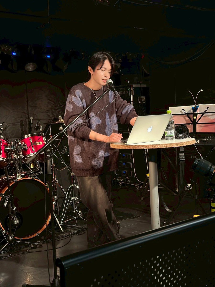 dictador_aki's tweet photo. ライブ撮影ワークショップ無事終わりました！
まじで2時間1人MC状態でエグい！笑
基準となる設定と構図の講習をして、その後参加者に実演させたら「その通りにやってみたらめちゃ良く撮れました！」って言われて嬉しかった！
ちゃんと言語化して伝えたら再現出来るって実績が積めてよかったな https://t.co/6AghVUGs52