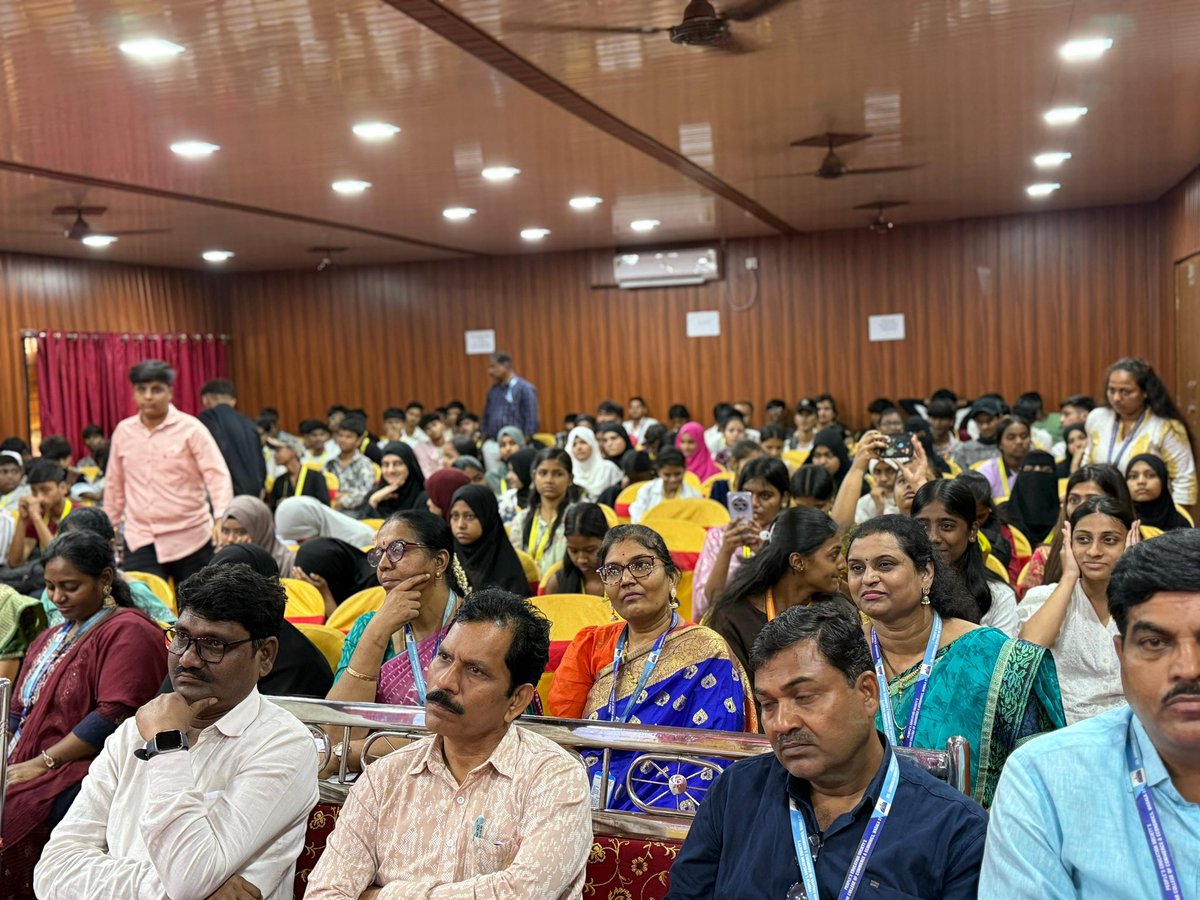 महामाता माता रमाई आंबेडकर यांच्या जयंतीनिमित्त आज डॉ बाबासाहेब आंबेडकर वाणिज्य, अर्थशास्त्र व विधी महाविद्यालय, वडाळा येथे एक प्रेरणादायी कार्यक्रम आयोजित करण्यात आला

कार्यक्रमाला PESचे गव्हर्निंग बॉडी सदस्य, महाविद्यालयाचे प्राचार्य, प्राध्यापकवर्ग तसेच विद्यार्थी उपस्थित होते