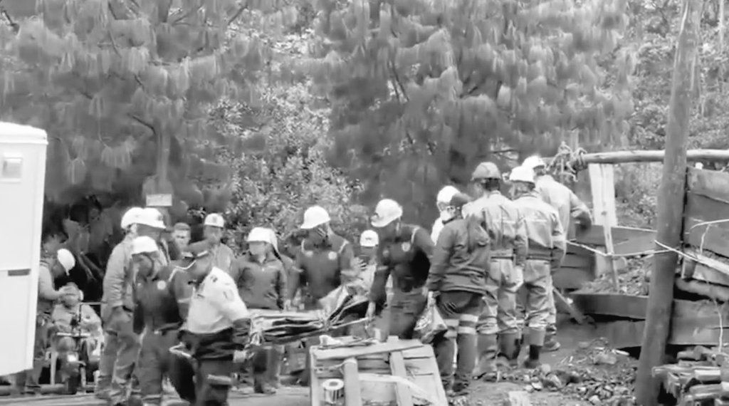 #CUNDINAMARCA | Bomberos Cundinamarca confirma que ya fueron rescatados los 6 cuerpos de los mineros que estaban atrapados en la mina ‘Mata Siete’ en Guachetá, Cundinamarca. 

Vía: <a href="/soysebasherrera/">Sebastián Herrera</a>.

Caracol.com.co