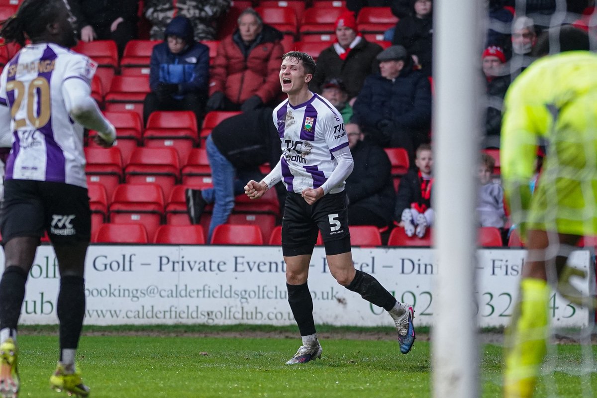 😍 Get in, Senior!

#BarnetFC🐝