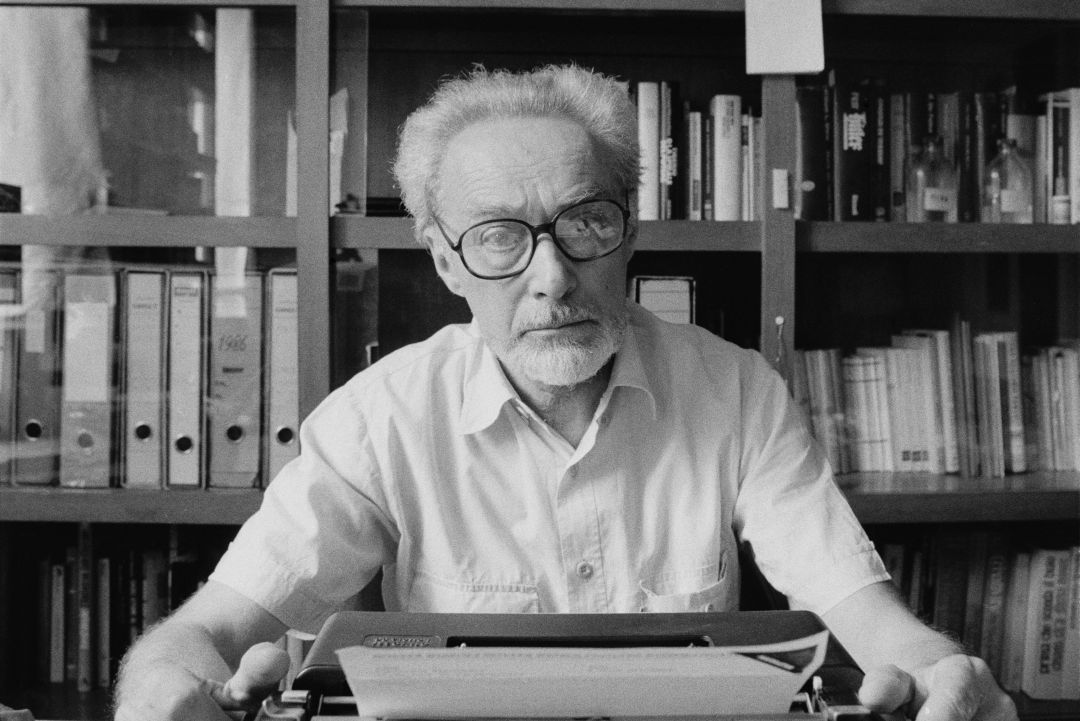 pilaralberdi's tweet image. Primo Levi: "Los monstruos existen, pero son demasiado pocos para ser realmente peligrosos; los más peligrosos son los hombres corrientes, los funcionarios dispuestos a ceder y obedecer sin rechistar".