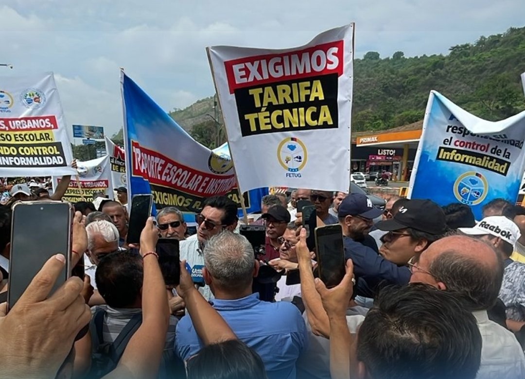 vtv_ecuador's tweet photo. #País #Guayaquil: 📑🎙Gremio de transportistas rechaza propuesta del #MunicipioGuayaquil de alzar el pasaje solo si mejora el servicio. Mientras la #ATM asegura que el proyecto ha sido socializado, la #FETUG sostiene que quienes participaron representan una minoría. https://t.co/mtW5i68XhT