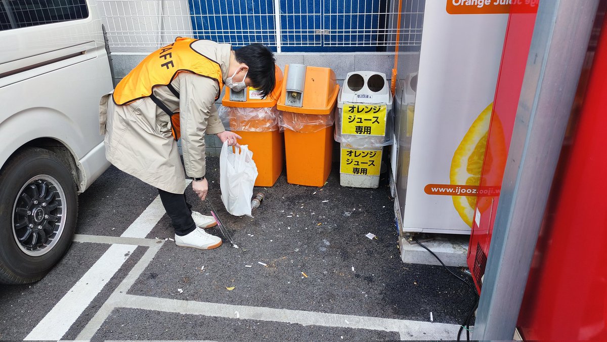 akiba_guide's tweet photo. 【秋葉原路上喫煙禁止🚭️】
秋葉原を含めた千代田区は路上喫煙禁止ですが、中でも秋葉原電気街で特に路上喫煙が酷い駐車場が3ヵ所あります。写真はそのひとつですが、ボランティアさん3人で拾い集めた結果600本もの吸い殻ゴミが…。
2日前には一度きれいに掃除されてるので1日でおよそ300本。単純計算 で年間にこの駐車場だけで10万本以上の吸い殻が捨てられてることになります。
明日のボランティア清掃活動では秋葉原の他の駐車場も巡回してみたいと思います。
秋葉原の街がキレイになるまでは大変ですが、捨てる側より拾う側になりたいです。
引き続きご協力者さんも募集しております。