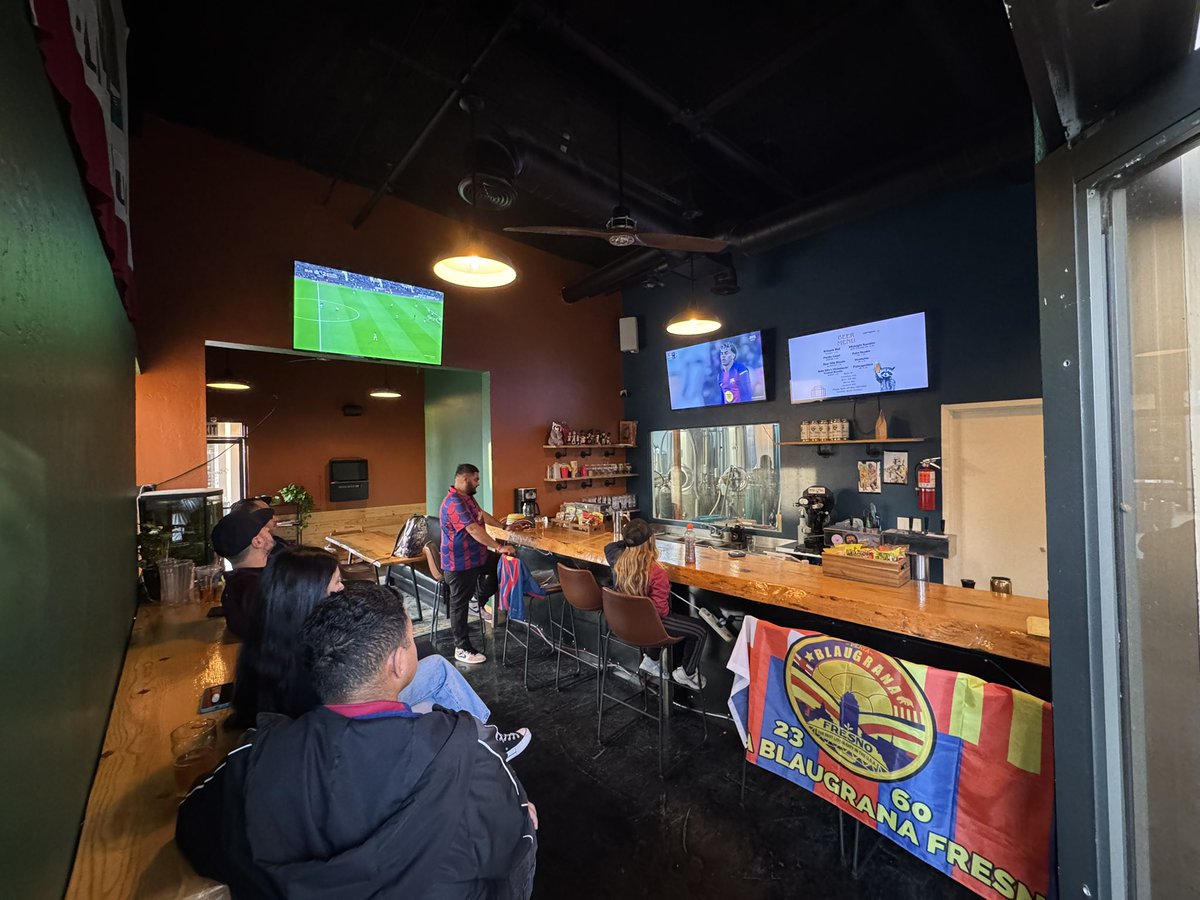 fcb_fresno's tweet photo. Saludos de La Penya Blaugrana de Fresno!! Un fuerte abrazo a los amigos de ESPN! VISCA BARÇA! 💙❤️@ESPNMarioKempes @mauriciopedroza @fernandopalomo @RichardMendezTV @DonBisca @moillorens @Rortiz_ESPN @ESPNDeportes @LaLiga #LALIGAxESPN #BarçaMallorca https://t.co/CFXRwE3TtS