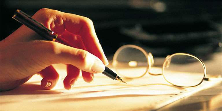 edebiyatbahcesi.net/kose-yazisi/40…
Metin Arpacı
boş suratla telefona bakıyorum
camına dokunmaz denilen dokunuşlarla, üstü çizilmiş tırnaklarla
sonra not kısmına telifsiz çatısız korunaksız üç beş kelime sıralıyorum
peşinden üstüne değerini ıskartaya vurmuş bir sürü şiir karalıyorum